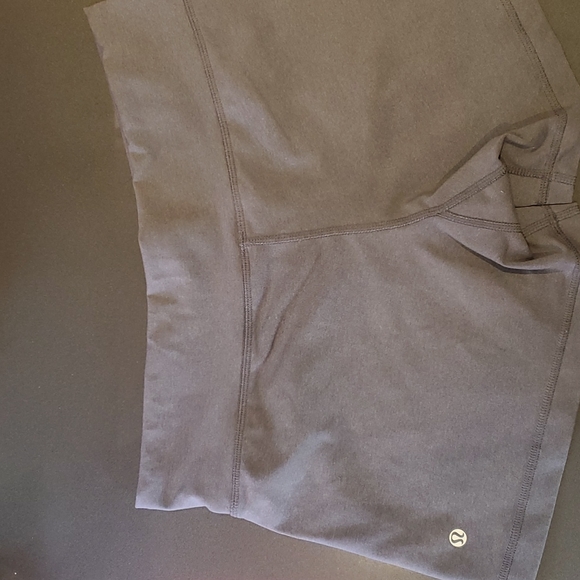 Lululemon shorts size 8 - Picture 2 of 2